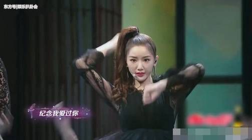 30岁毛晓彤高马尾梳对了发型瞬间变高冷女王，网友:陈翔后悔吗