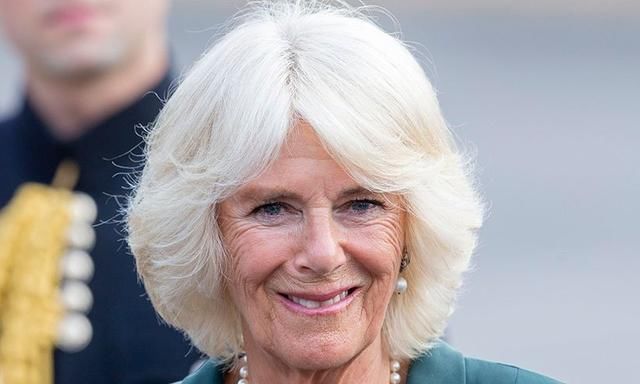 卡米拉和凯特王妃一样节俭，一套白色圆点连衣裙一周内穿了两遍！