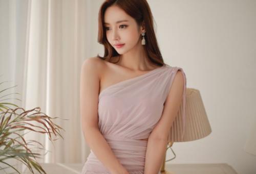 紧身包臀裙：颜值很高的城市姑娘，精致搭配，很有吸引力！