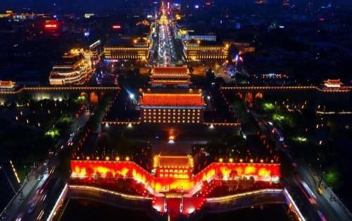 90后美女在大唐不夜城扮不倒翁，爆红网络，游客为看她挤断隔离带