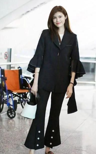  『女人』有气质的女人都不穿阔腿裤了，今年流行钟摆裤，时髦有气质