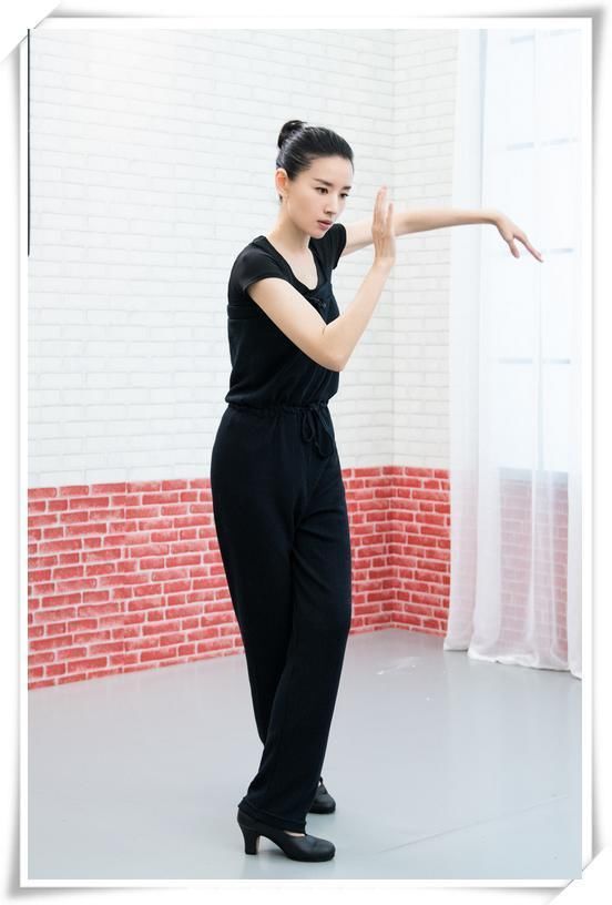 董洁不走寻常路！短裙下面也能穿破洞裤？网友：越奇葩越时尚？