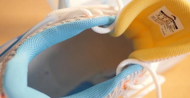  『水花二代』三百块入手国产好鞋！设计大升级 配置不逊色千元旗舰款