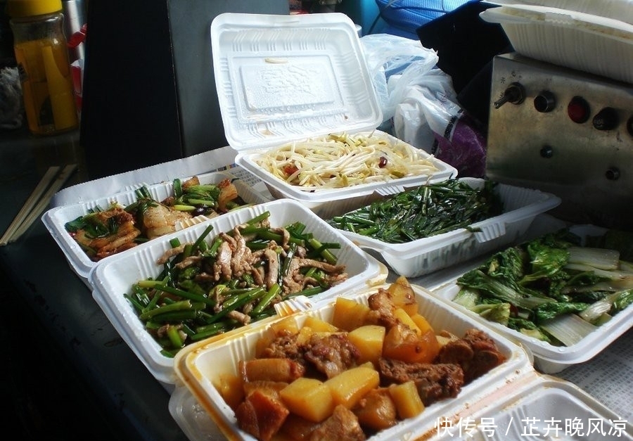  饭菜：火车上的饭菜不算贵，农民却宁愿挨饿也不买，为啥听老农