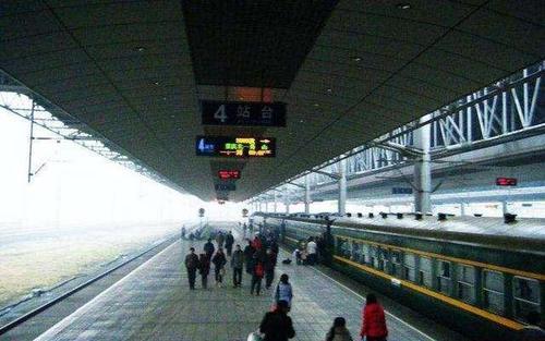 国内一列“龟速”火车，上午10点出发下午9点到，而且还没出市