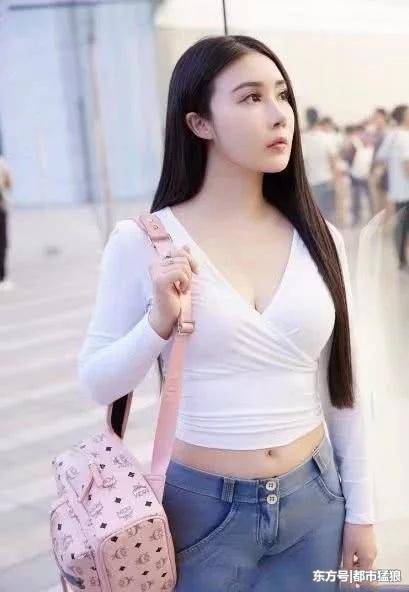 街拍：紧身热裤, 妙曼的身姿, 一身的线条也是完美无瑕