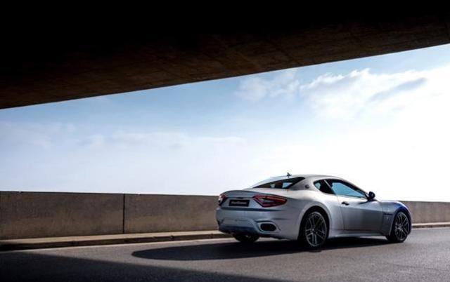  『汽车』汽车跨界时尚圈:你见过车头车尾是渐变色的车