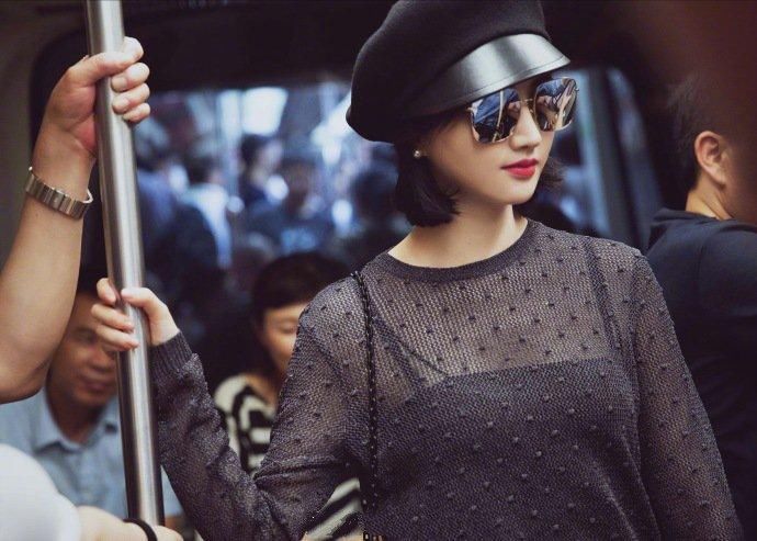 看了蒋梦婕的短裙，再看看景甜，才知道小粗腿更好看