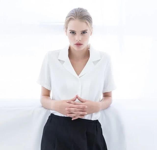  「短袖」聪明美丽的女孩，现在都已经开始挑选短袖了！