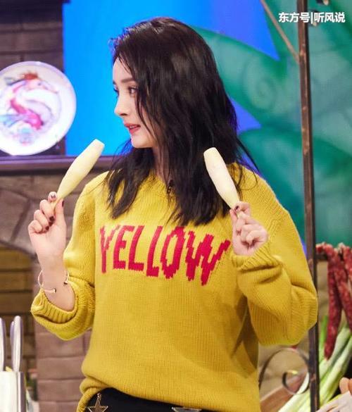 杨幂又来带货了，“嘴唇”鞋子时髦到上天，显瘦显高一级棒！