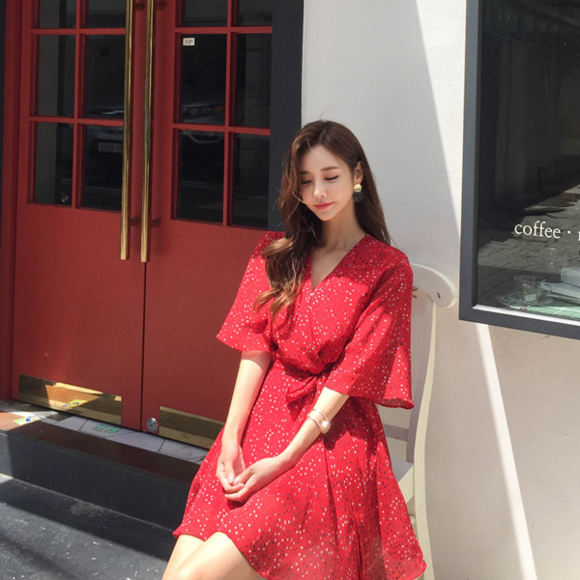 女神孙允珠，酸甜草莓洋红星斑碎花连衣裙