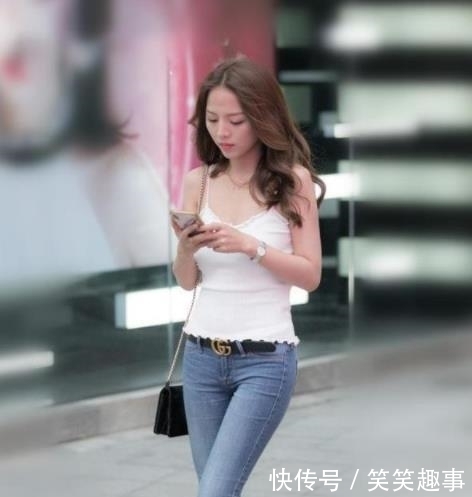 『气质』街拍:紧致身材的小姐姐,走路自带气质,让人心动的感觉