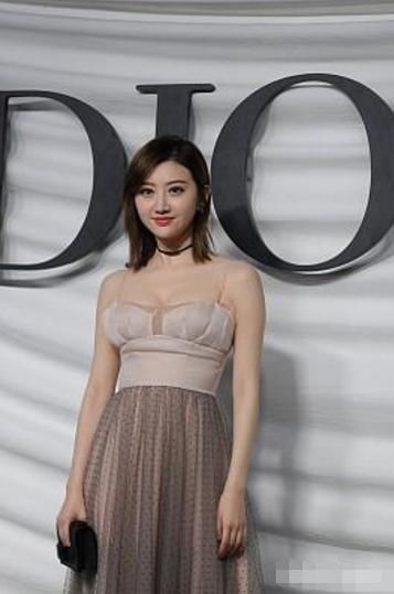 景甜不安分了，这么紧的裙子还硬塞进去，网友：两座小山峰很突出