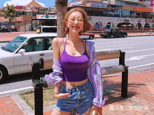 街拍：牛仔裤的小姐姐，裤子紧致有范儿，走在大街吸睛无数！