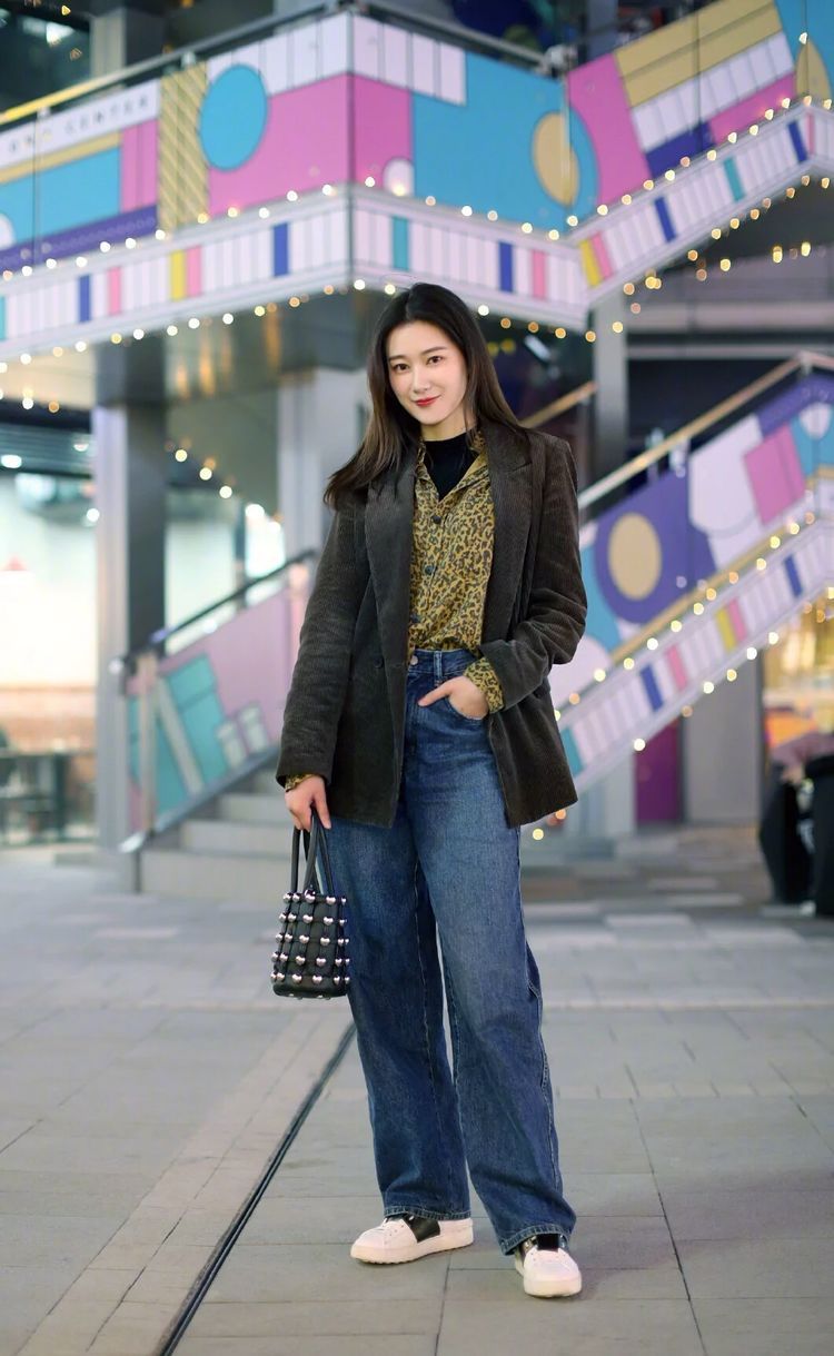  「个性」街拍：美女个性西服配牛仔长裤，这样穿真显腿长
