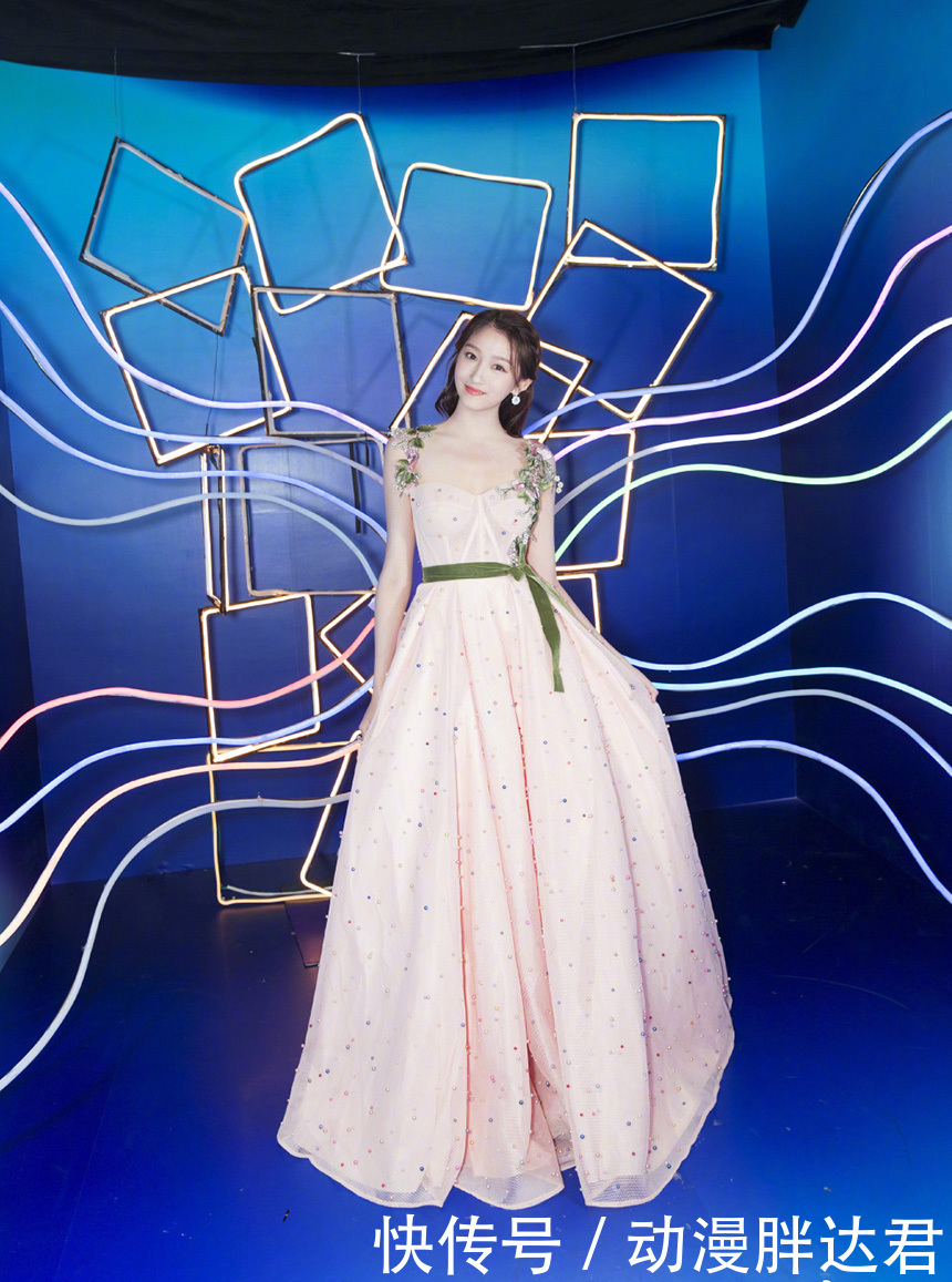 关晓彤真敢穿，吊带裙被吐槽有心机，网友：看的不好意思了