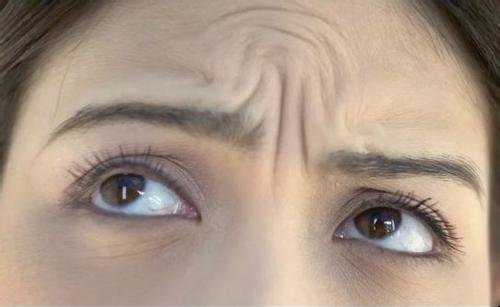 93岁姥姥说,药店这些不起眼的药膏,睡前一抹,皱纹全消失不见