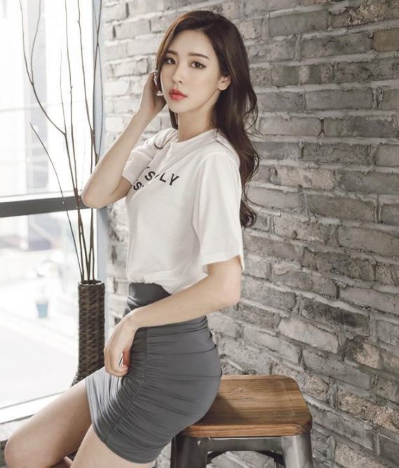 率性自然的紧身裙美女，清纯又漂亮