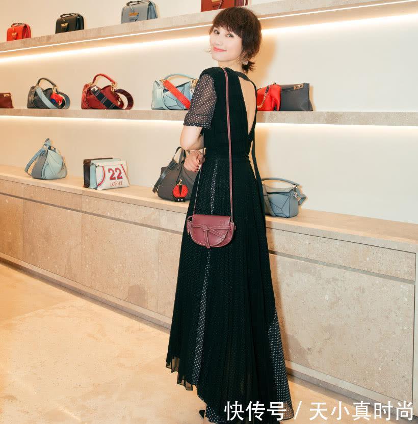 40岁袁泉穿纱裙像小15岁，但眼妆意外亮了，回眸的时候不敢看！