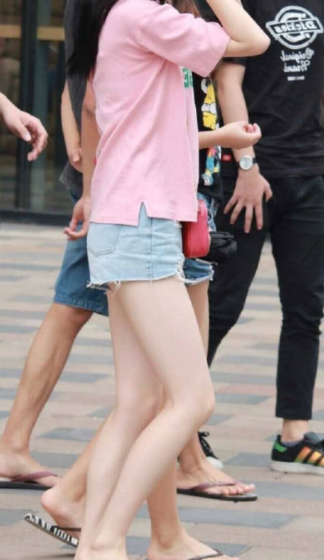 粉色上衣真显嫩，小姐姐白皙的皮肤令人垂涎，小热裤的搭配展露大