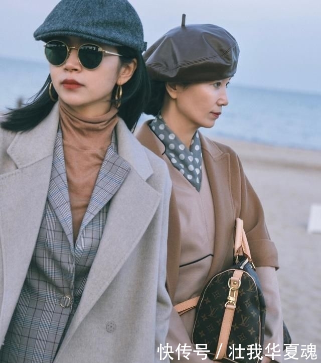  穿搭@50岁的女人别大衣配打底裤，学“三木母女”这样穿，优雅又时髦！