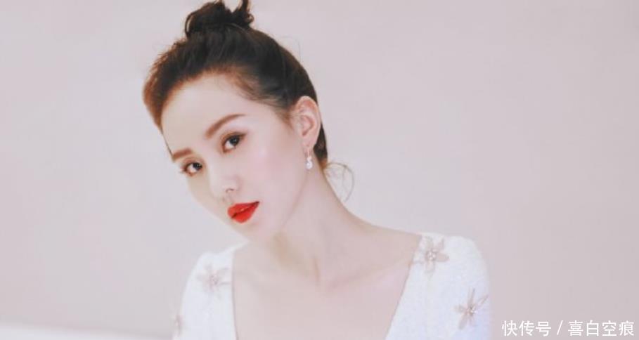 『气质』刘诗诗一点不显老,扎丸子头配一条白色连衣裙,彰显出了优雅气质