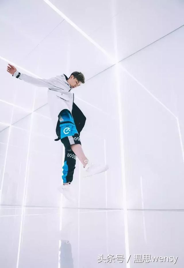 这是外卖小哥的制服？！设计得太潮了吧！