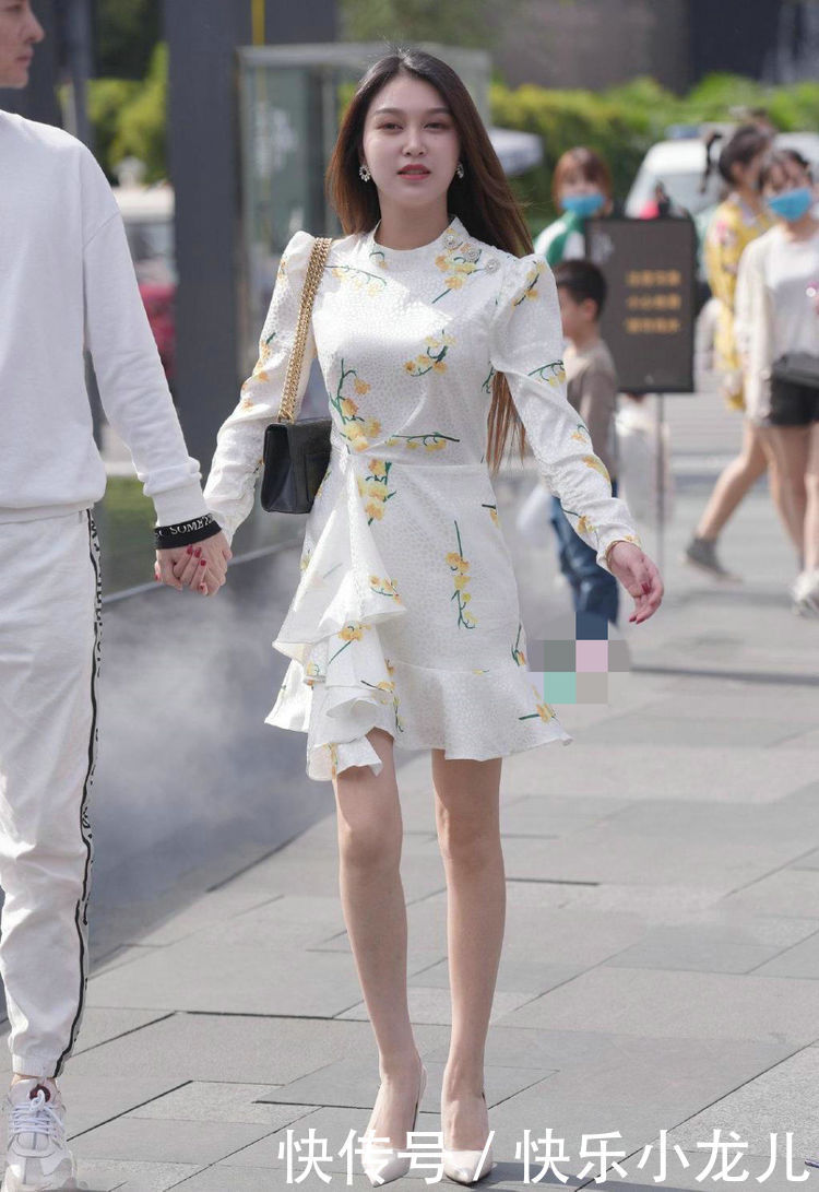 【T恤】街拍:美女穿了一款纯白色的T恤裙,充满了时尚的气息