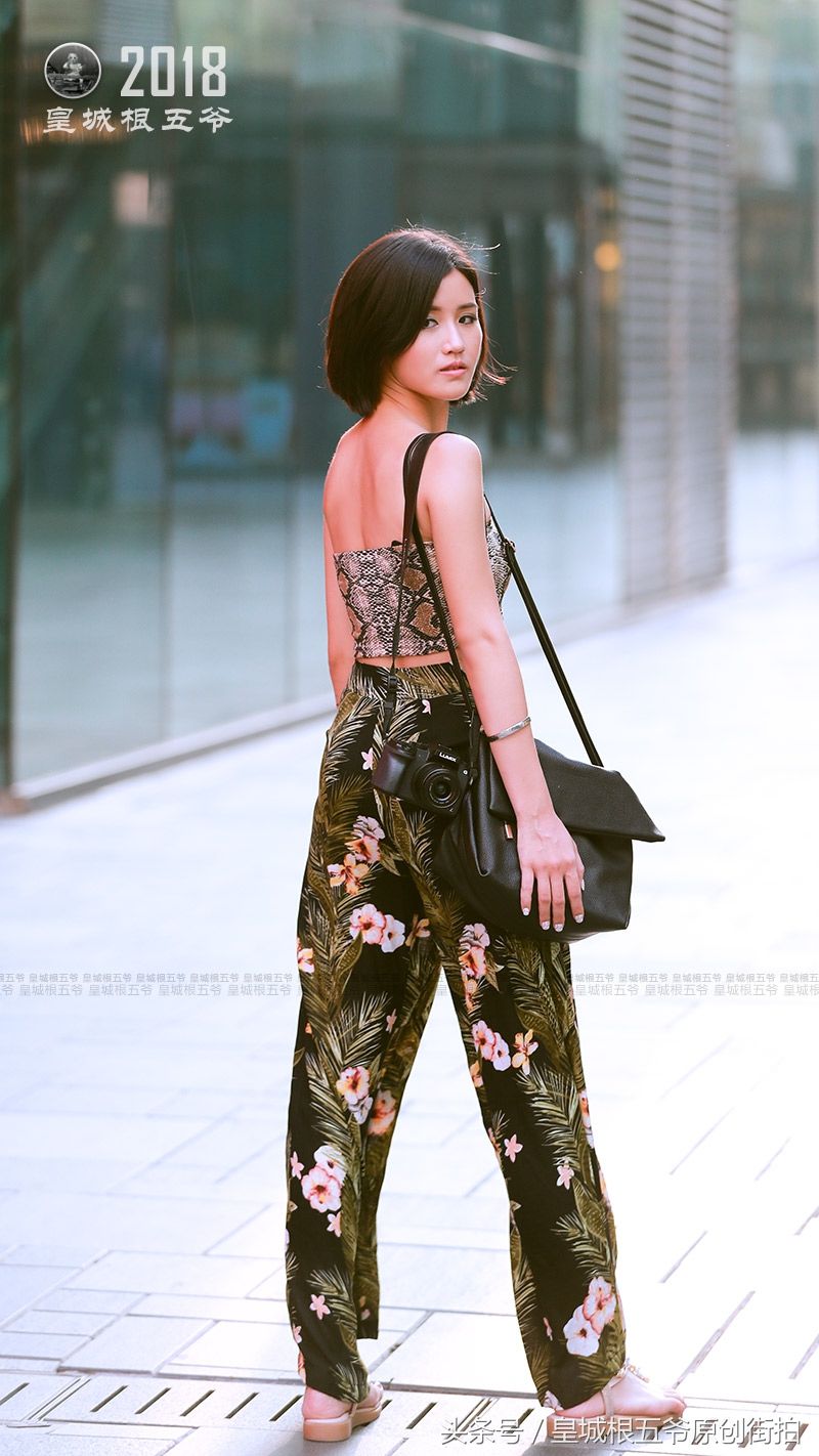 街拍:如何在炎热的夏季穿出清凉和时尚，是时下最热门的话题