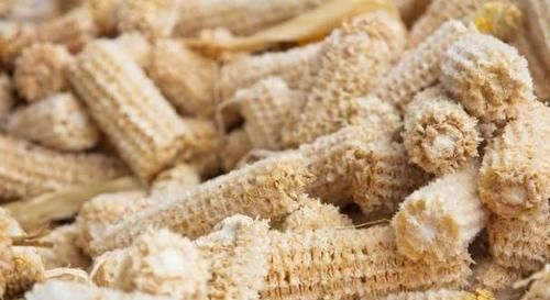  「收购」农村有收购玉米芯的商贩，据说一年能赚20多万，他们收