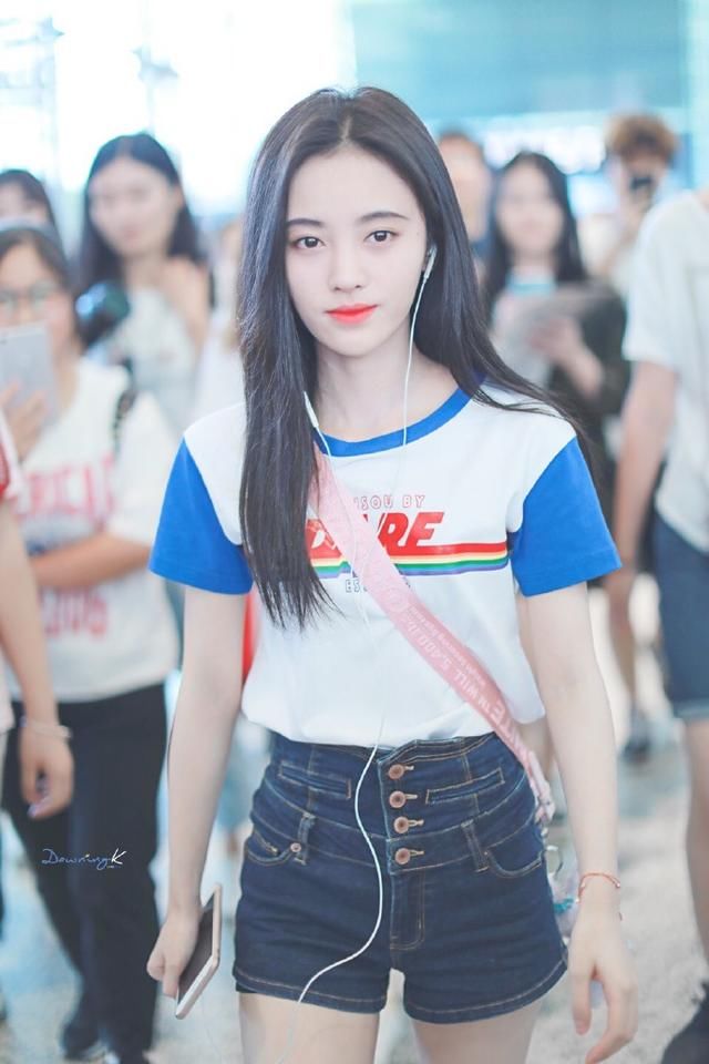 鞠婧祎身穿高腰牛仔短裤短到尽头,黑色打底裤都漏出来了