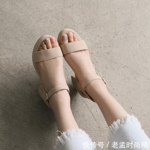 【美丽】不放过足部的美丽,这些凉鞋戳到你心里