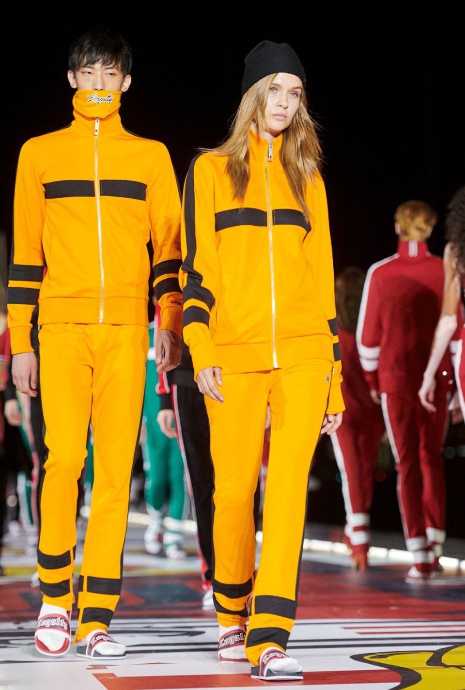 看热闹 | 这些人跑到黄浦江边比谁钻石大，你猜比伯嫂的排第几?