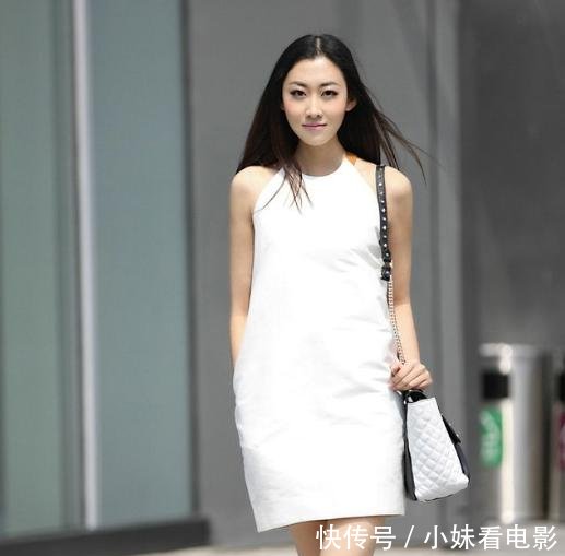 路人街拍，小姐姐高挑动人，牛仔裤让小蛮腰体现的淋漓尽致