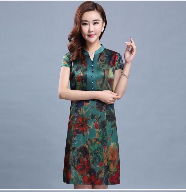 50岁婆婆忒时髦，出门都穿这样的，新式连衣裙，美的天天不重样