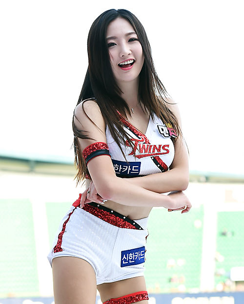 韩国棒球赛美女秀长腿，近距离看棒球拉拉队女郎