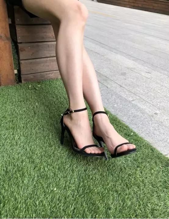 可能你与性感的女人味就差一双高跟凉鞋