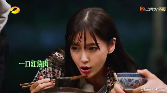 Baby与邓伦街头拍戏 嘟嘴吃面条呆萌认真 经历假吃造谣后都认真吃