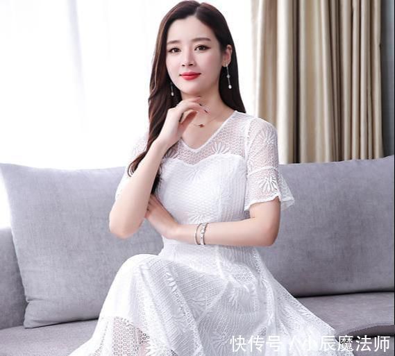  洋气十足@洋气十足的“蕾丝”春裙，搭双平底鞋，衬的花颜月貌