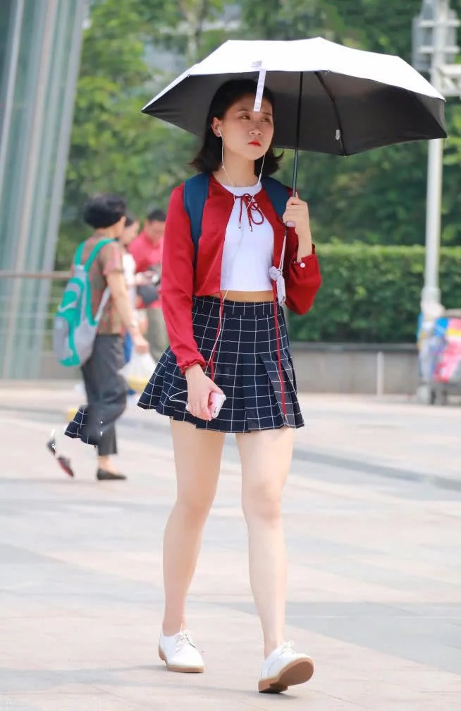 甜美小姐姐修身穿搭尽显丰腴体态，肉肉的美腿给人一种珠圆玉润的