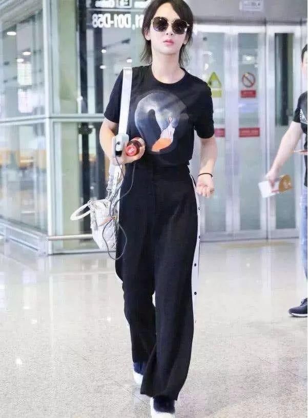 怪不得杨紫死活不上称，这腿又粗又短，还是辣眼睛那种的!