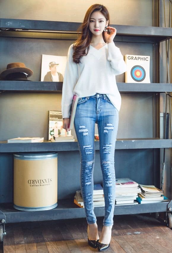 紧身裤搭配出让人过目不忘的女神格调，展现出迷人的风采！