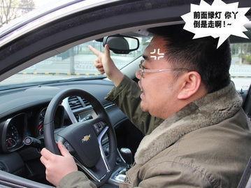 对面车向你闪3下大灯，一定要小心，老司机：不懂暗语开车很危险