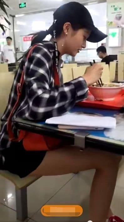 关晓彤，吃麻辣烫，是不是又瘦又漂亮?网友:瘦回来就不用像蒋欣