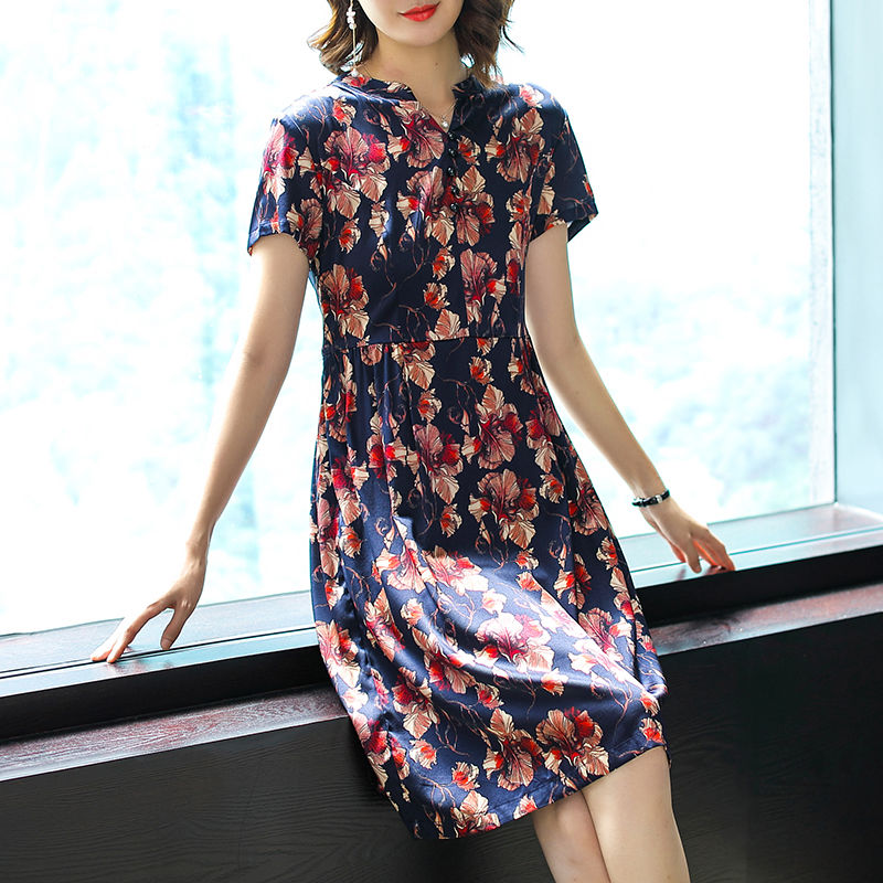 香港回来的小姨N会穿!比真丝舒服,比旗袍还高贵的裙子,美极了