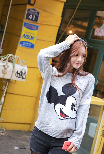 女神孙允珠，浅灰色米奇图案长袖T