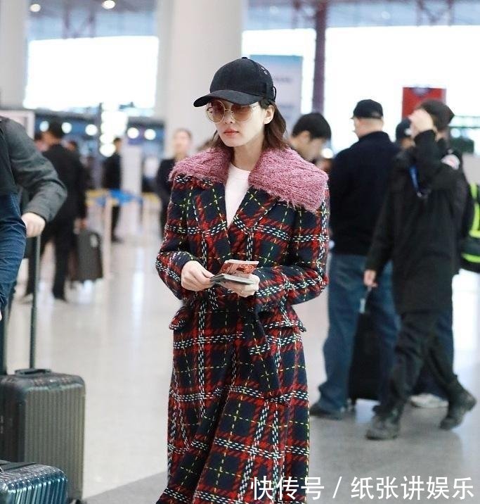 刘诗诗不过是穿了件格纹大衣, 就老了不止10岁, 网友: 心真大!