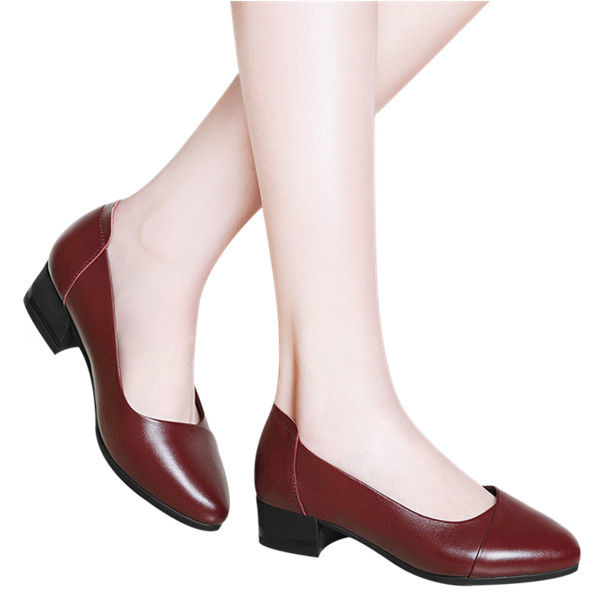 女人过了40岁就别老穿恨天高，当下更流行这样的，尤其是第4款