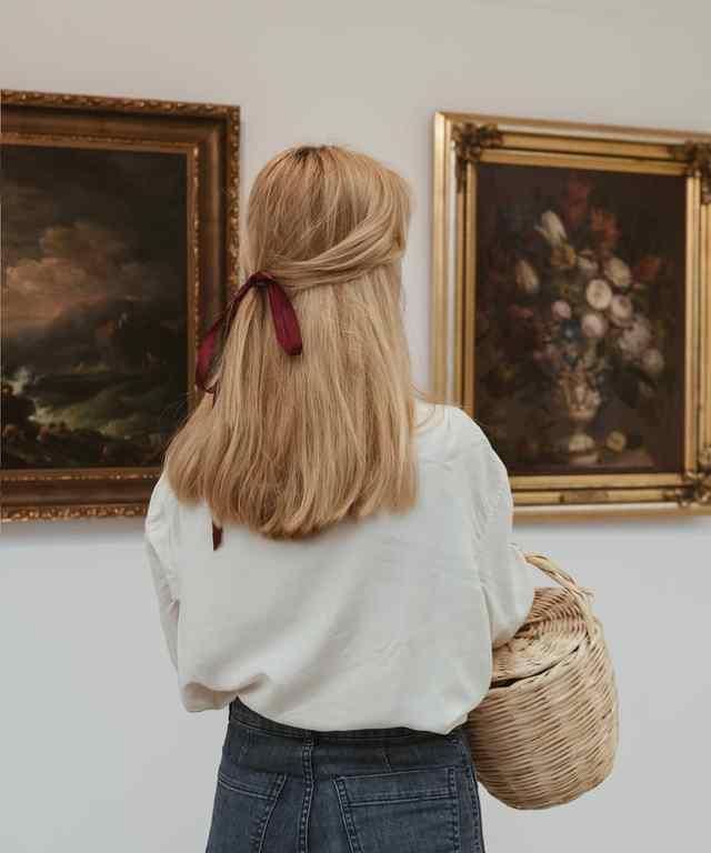  「女王」让怀旧情怀成为法式优雅象征：INS二手衣女王的搭配造型心法