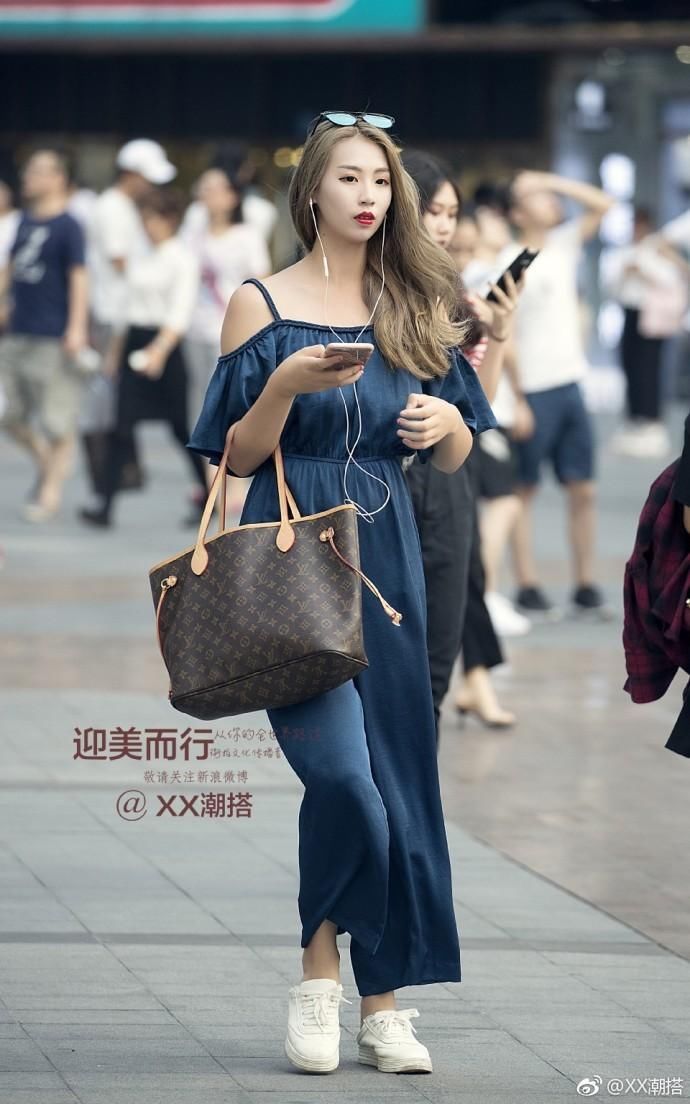 街拍:图一小姐姐神秘身材劲爆，图五小姐姐绿色包臀裙性感修身